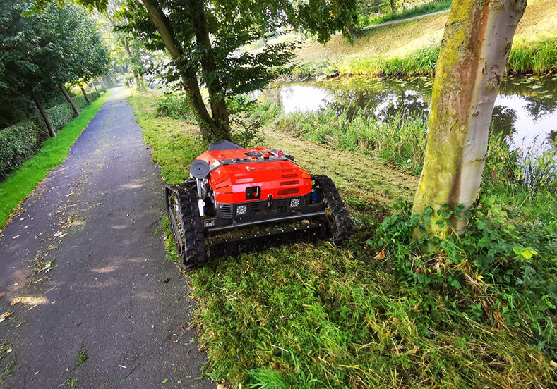 Ferngesteuerte Mähraupe bei der Böschungspflege am Gewässerrand